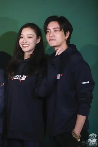 倪妮长发披肩气质佳 与陈坤有爱互动