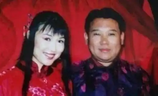 抛弃落魄的郭德纲撇下4岁郭麒麟远赴日本如今的胡中惠怎样了