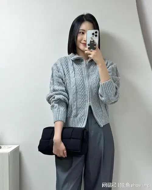 灰色开衫毛衣搭配灰色长裤时尚动感气质完美