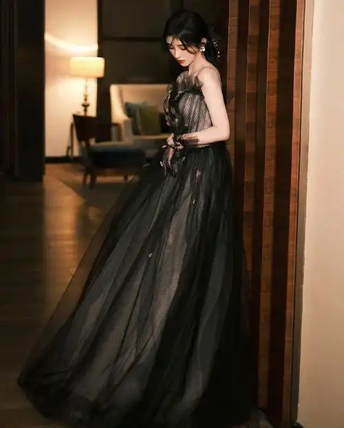 鞠婧祎会穿又会拍一袭浅黑色纱裙端庄又灵动复古风依旧美艳
