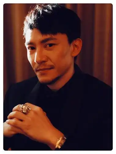 张震黑西装白衬衣,手戴卡地亚猎豹戒指,胡子拉碴,却man力十足