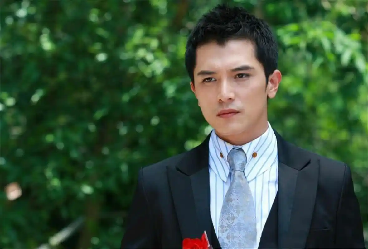 邱泽回应于正,自曝辞演事件原因,回复10字态度诚恳被赞