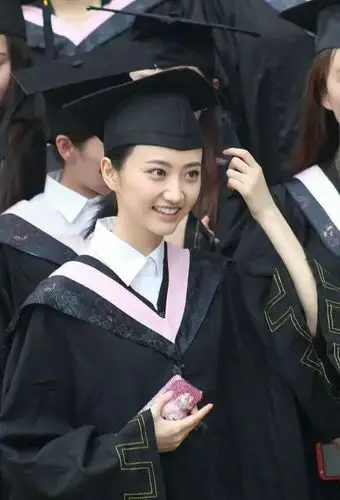 比起现在的浓妆艳抹,小编还是觉得那时的景甜学姐更美呢.军训时的