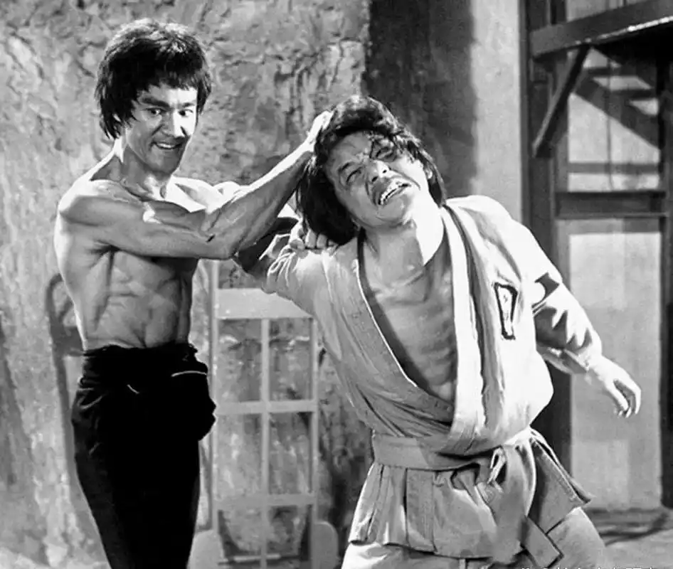 有一次,记者采访成龙,他与李小龙哪个厉害?