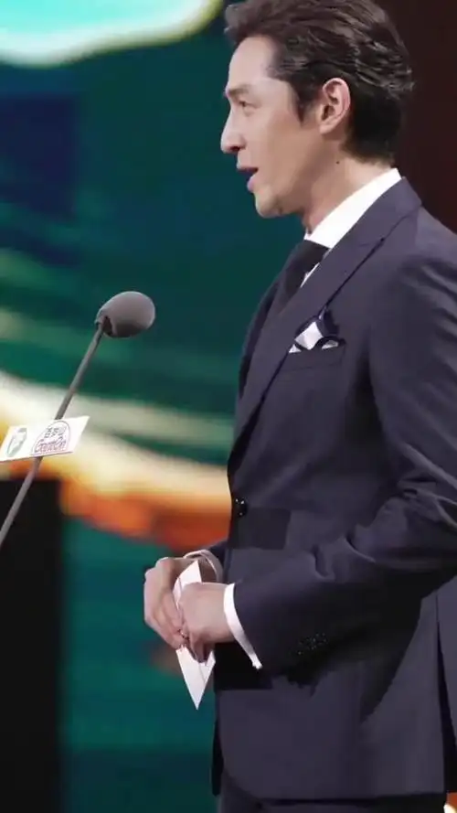 胡歌红毯大背头_#白玉兰颁奖典礼