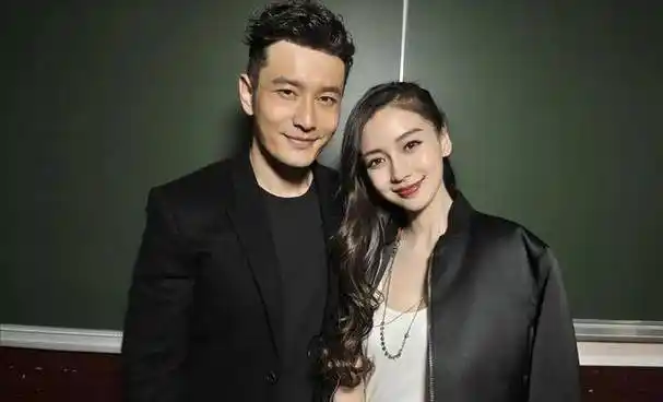 黄晓明女友高调秀恩爱,客厅摆放30多万茶几,鸽子大的钻戒很抢镜_杨颖