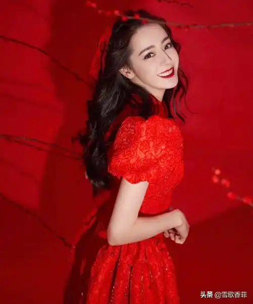 迪丽热巴央视春晚礼服太美!