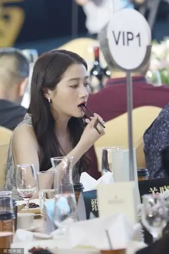 看把孩子饿的!关晓彤参加晚宴 食欲大开吃个不停