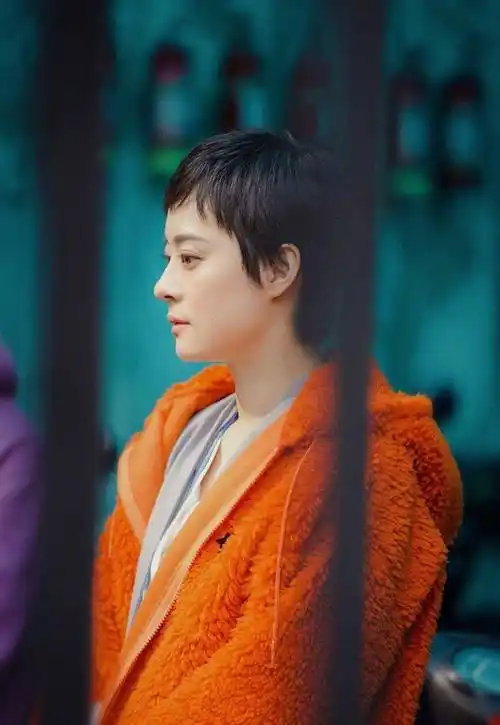 原创孙俪新发型时尚又减龄齐刘海短发搭配抹身材黑裙时尚身材好吸睛