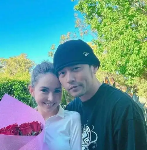 昆凌追星成功,晒与费德勒喝下午茶照片,周杰伦幽默回应