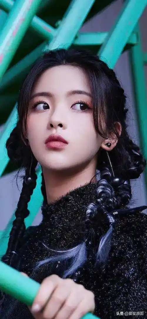 了中国内地新星杨超越各个时期经典的艺术超清原图写真壁纸七十七张