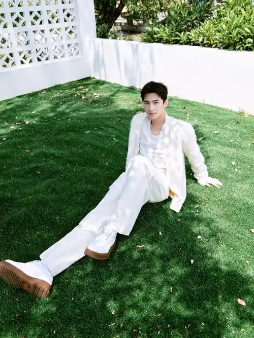 宝子们都沉迷在杨洋的笑容中无可自拔,我更好奇#杨洋在拍什么#,好奇是