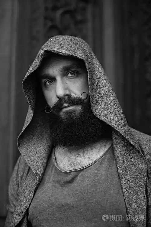 英俊的大胡子的男人