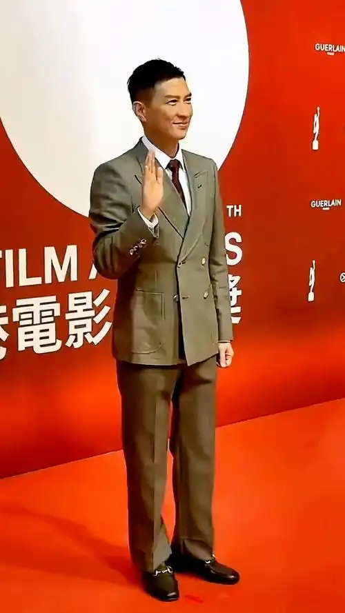 张家辉红毯西装造型越来越有男人味道儿