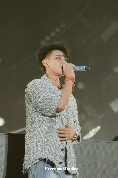 黄子韬超话#黄子韬 小马丁#    你尊重舞台,尊重粉丝  你是最好的@ace