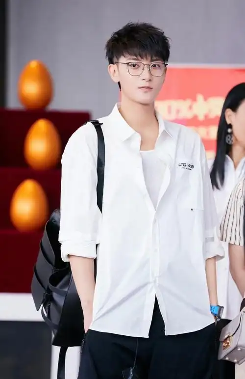 黄子韬,黄子韬emmmm语无伦次的我只想说你戴眼镜也太帅了吧!