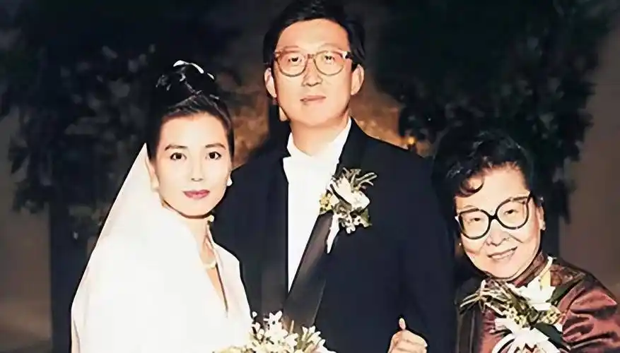 朱家鼎因食道癌医治无效去世,钟楚红痛失所爱,为丈夫披麻戴孝四个月