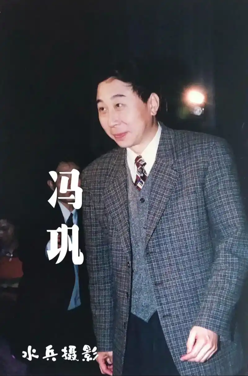 【冯贵简介选自网络】  冯巩,男,原名冯明光,1957年12月6日出生于天津