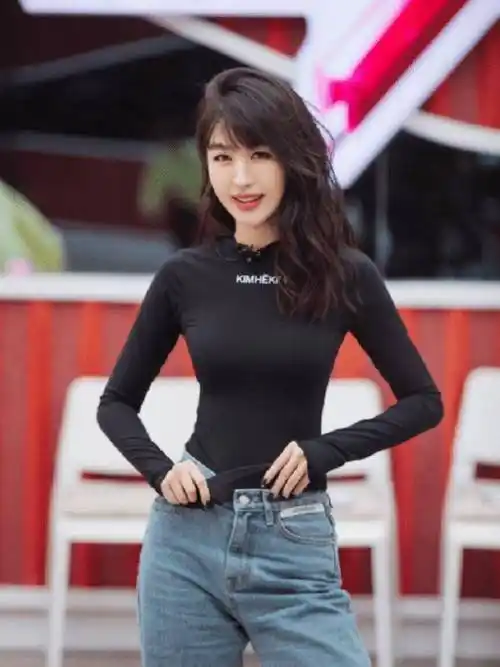 李菲儿为秀身材拼了故意穿黑色无痕衣出镜别说还真挺显瘦