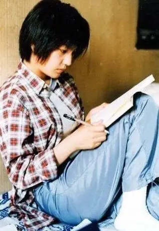 赵薇晒大学青涩旧照 崔永元:看信还是看书