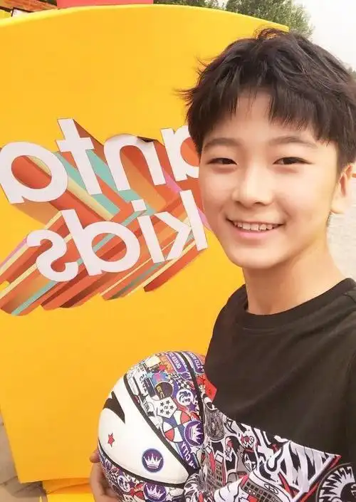 11岁的天天长大了,越来越像张亮,近照又意外撞脸"陈立农"