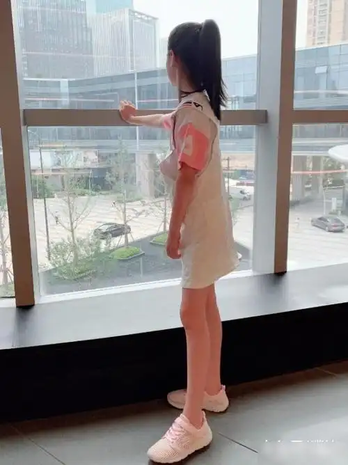 最美童模裴佳欣开挂了才10岁浑身只穿背带裙就出街腿特长