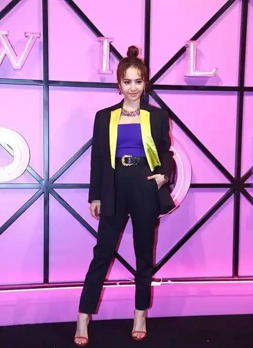 蔡依林穿西装配时尚内搭,薄薄透透挺抢镜,女王气质真没咋变_女性_感觉