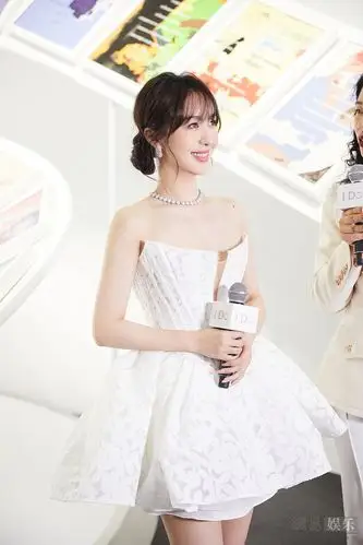 优雅白天鹅李菲儿穿抹胸蓬蓬裙四肢纤细