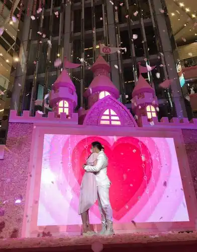 1/ 12 5月13号,何猷君向奚梦瑶求婚成功.