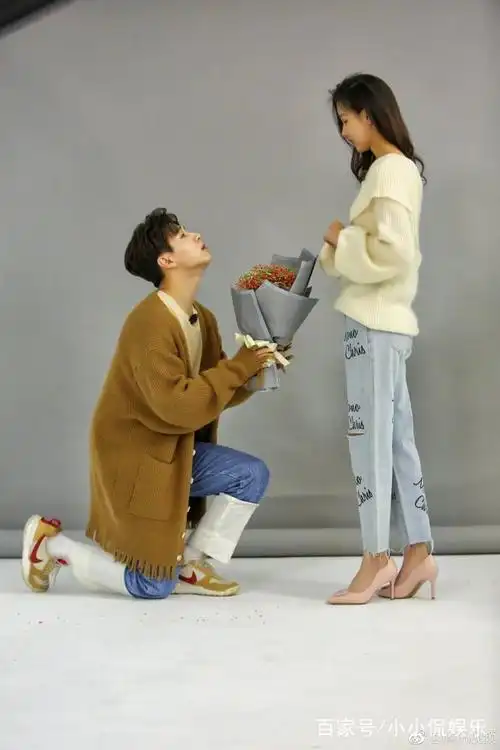 刘宪华单膝跪地求婚陈都灵,甜蜜浪漫cp感十足