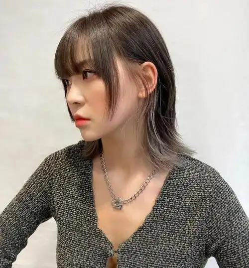 披肩长度的发型几乎可以说是常青款,不限制脸型,通过调节脸周的碎发