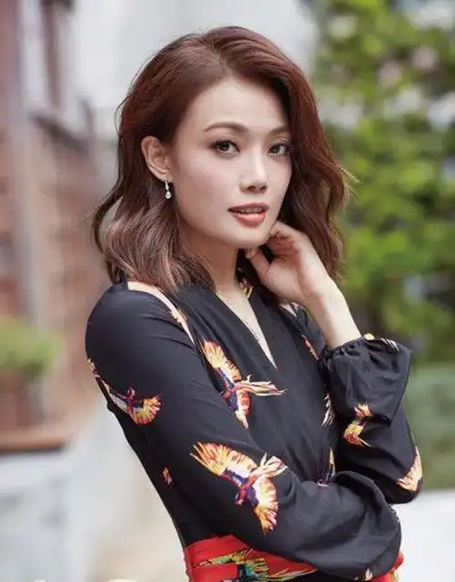 容祖儿造型好别致钻石抹胸配浅绿a裙少女感十足