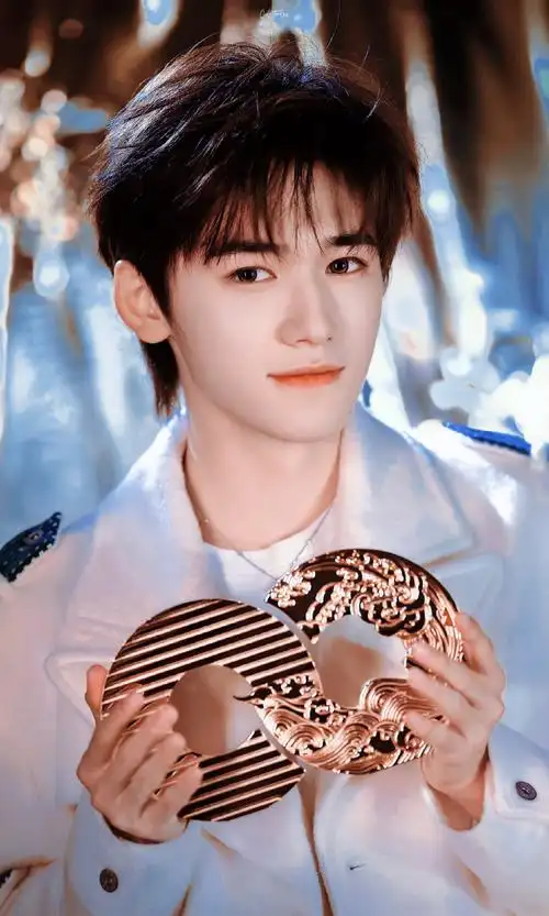 宋亚轩第一次一个人领奖