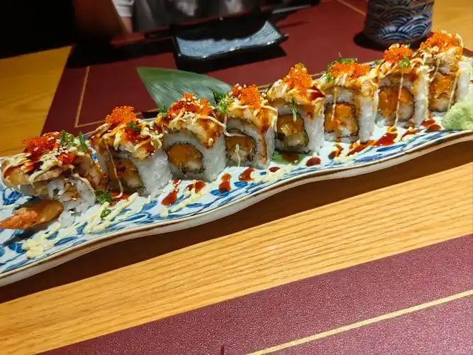 内里滑嫩多汁;拉面汤底浓郁,面条劲道;鳗鱼寿司新鲜美味,烧鸟香气扑鼻