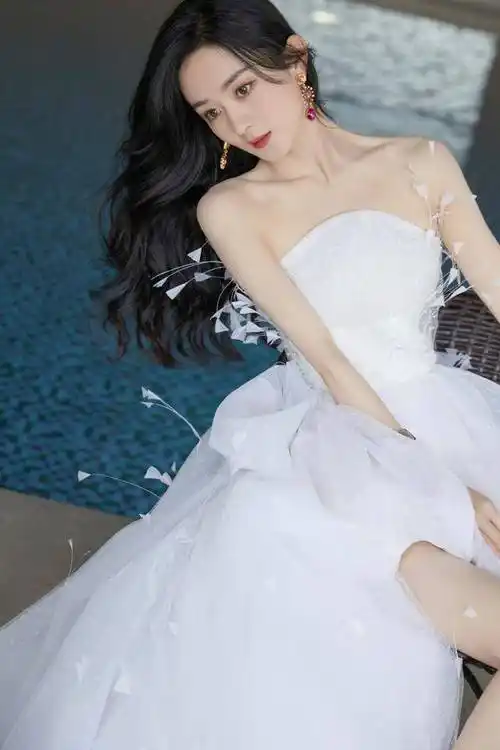 赵丽颖-一字带高跟抹胸礼服造型写真,笑容甜美身姿曼妙