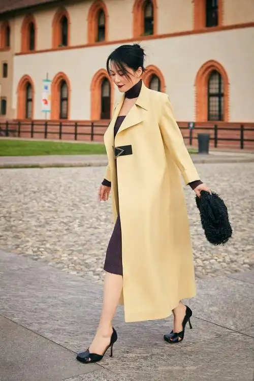 50岁俞飞鸿现身酒吧拍戏穿红色修身长裙踩高跟身姿挺拔体态好