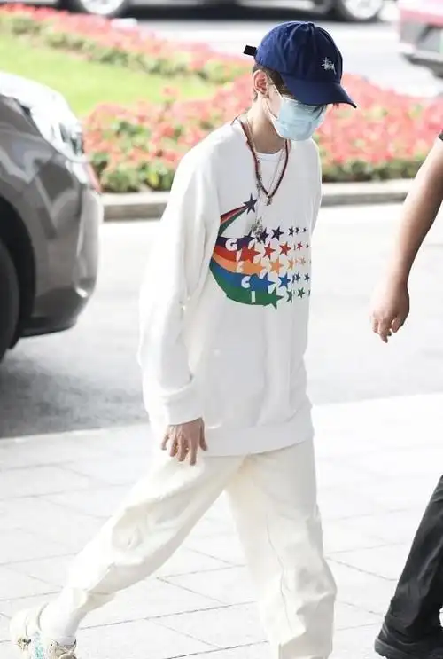 王源这套白色穿搭看着没什么亮点,但感觉真清爽,少年感挡不住