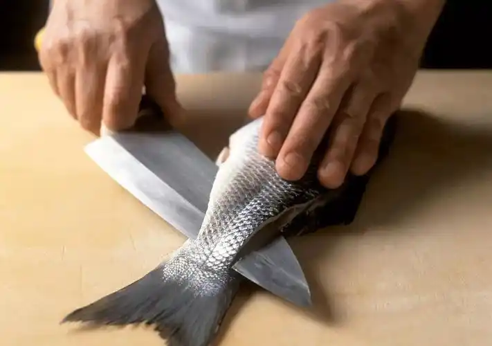 男子杀鱼划伤指甲,右手差点"废"了!罪魁祸首是