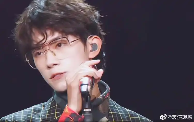 易烊千玺金丝眼镜造型惊艳亮相猫晚