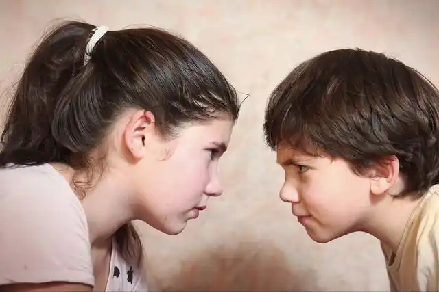 男孩喜欢惹女孩子,是孩子变坏了?no!家长要知道"异性效应"