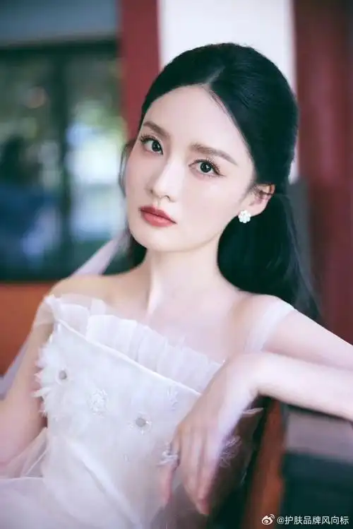 李沁##李沁超长蝴蝶结发型##李沁白色截断眼妆