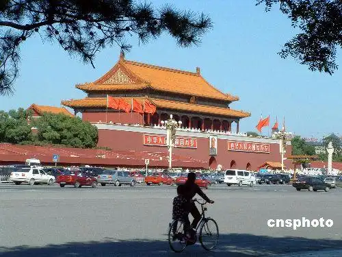 2005年4月28日拍摄的北京长安街街景.(图片来源:中新网 杨晓锋 摄)