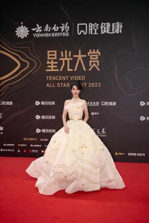 杨紫超话#腾讯视频星光大赏#抖落几张boss@杨紫红毯星光相伴,又是为"