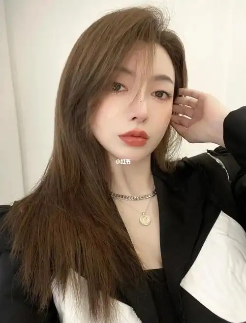 带一点点冷调的摩卡棕色基本上是不挑人,不挑肤色谁染谁好看深圳d