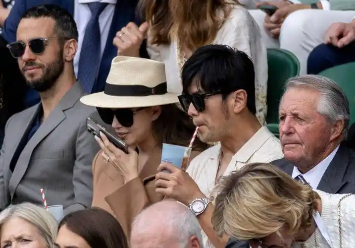 周杰伦和老婆昆凌现身球场观赛的合照,透过照片可见到,夫妻俩穿着相同