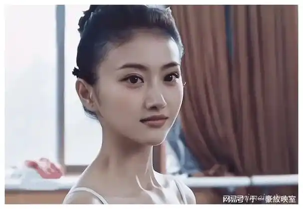 景甜整容出事故了,面部肿胀僵硬,眼睛缩小一倍,女神惨变悲伤蛙