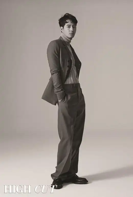 【2018.09.04】【影视】赵寅成携《安市城》主演登杂志 雪炫美丽大方