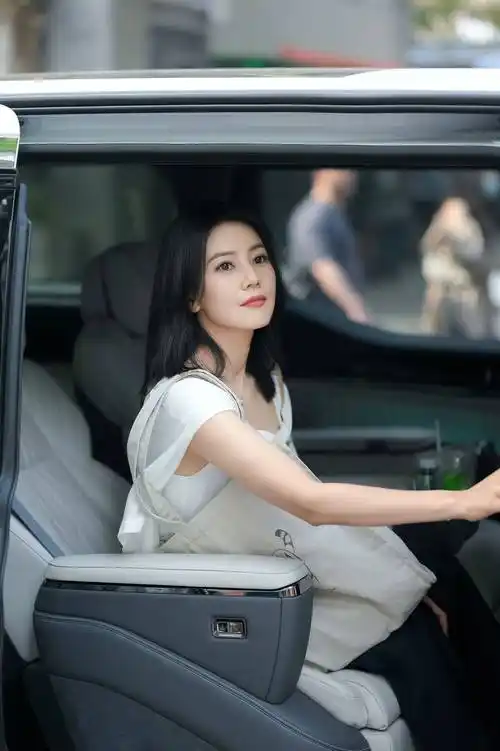 165高圆圆带火了一种减龄穿法:老头背心 阔腿裤 针织衫,好洋气_牛仔裤