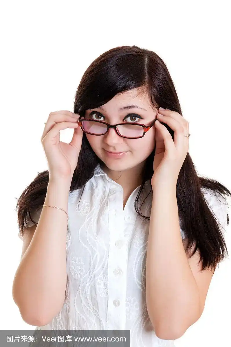 戴眼镜的年轻女孩