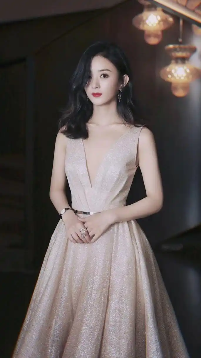 赵丽颖这一袭深v领连衣裙也太好看了吧,裙子的材质有点bulingbuling的